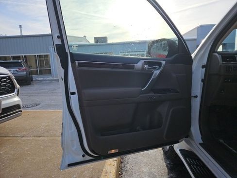 Used 2018 Lexus GX 460 image 24