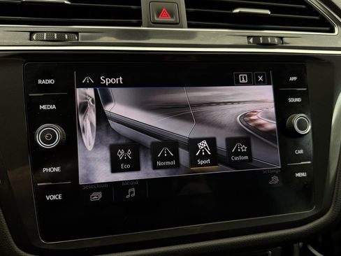 Used 2020 Volkswagen Tiguan SE w/ Panoramic Sunroof Package image 29