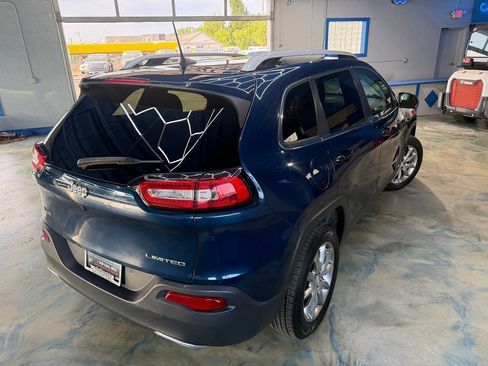 Used 2018 Jeep Cherokee Limited w/ Luxury Group AWD/4WD image 2