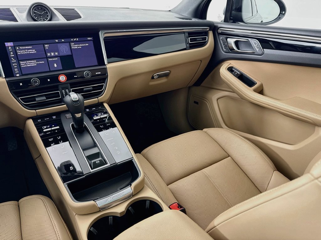Certified 2026 Porsche Macan AWD/4WD image 26