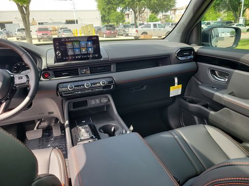 Used 2025 Honda Pilot TrailSport image 16