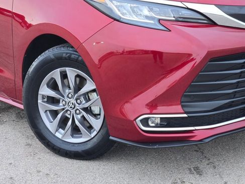 Used 2023 Toyota Sienna XLE image 3