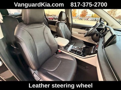 Used 2024 Kia Carnival EX image 28