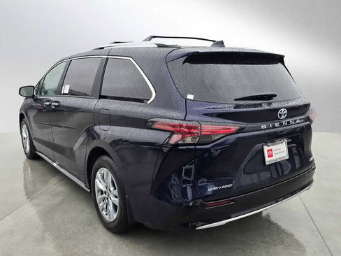 Certified 2025 Toyota Sienna Limited image 3
