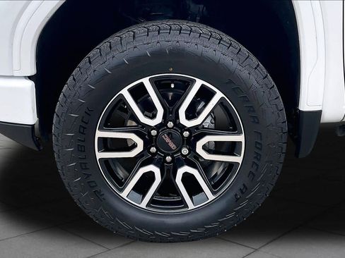 Used 2024 GMC Sierra 1500 AT4 w/ Technology Package AWD/4WD image 11