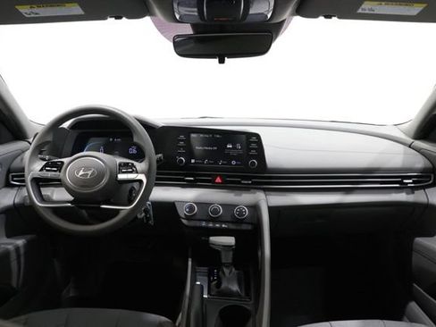 Used 2025 Hyundai Elantra SE FWD image 12