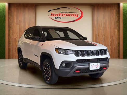 Used 2024 Jeep Compass Trailhawk AWD/4WD image 3