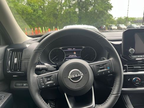 Used 2025 Nissan Pathfinder SV FWD image 29