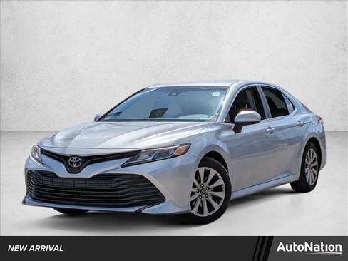 Used 2018 Toyota Camry LE image 1