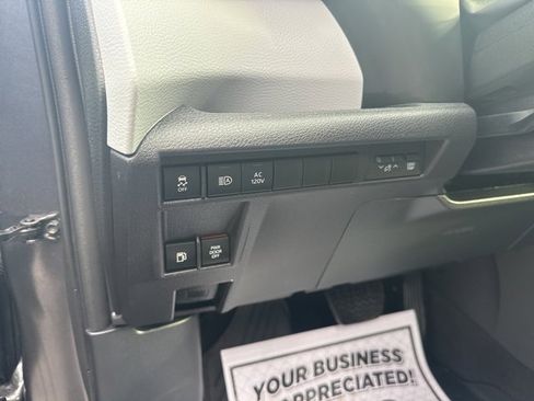 Used 2025 Toyota Sienna XLE image 8