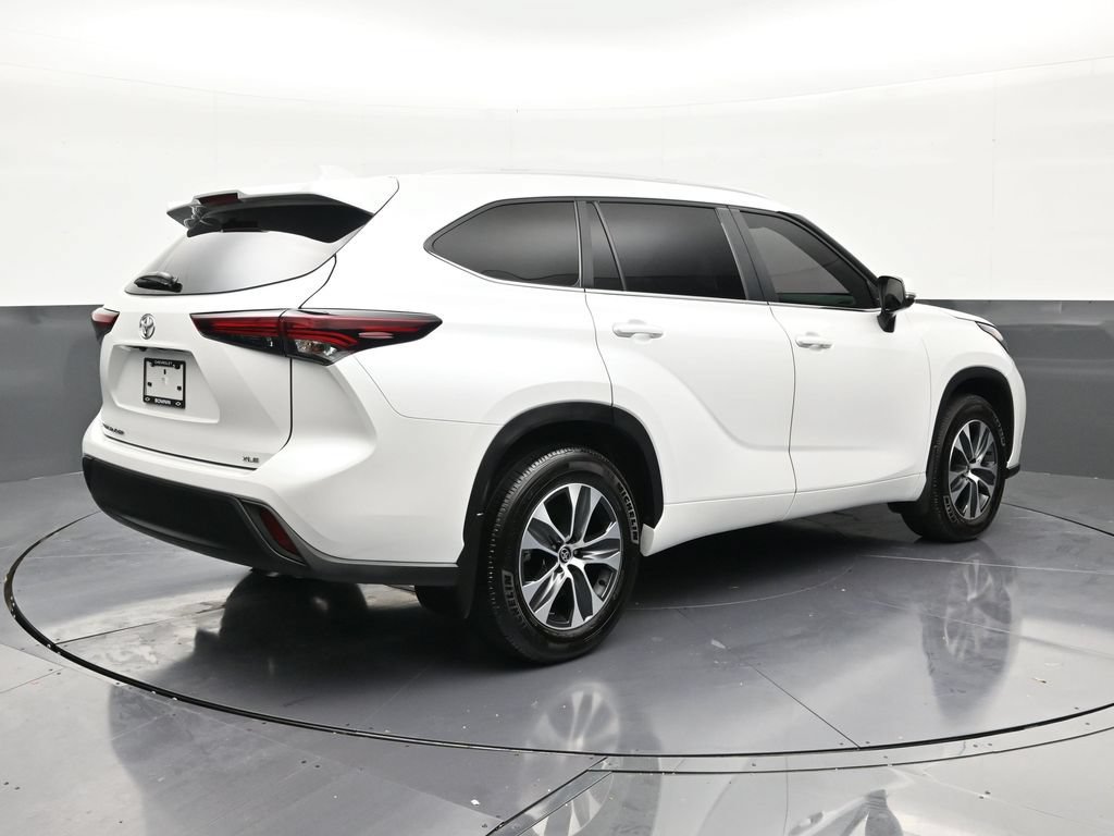 Used 2025 Toyota Highlander XLE FWD image 5