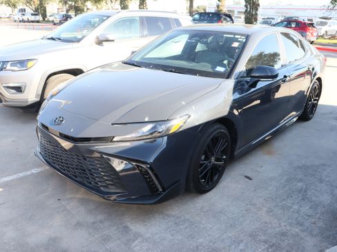 Used 2025 Toyota Camry SE image 5