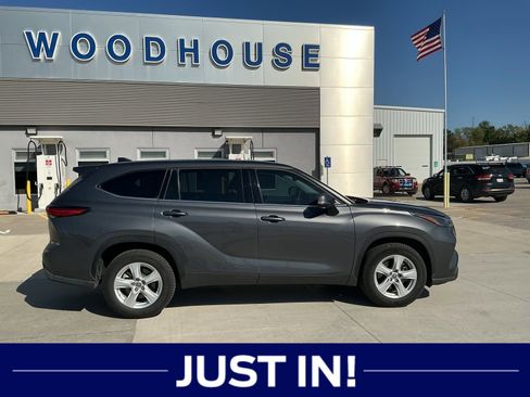Used 2022 Toyota Highlander L FWD image 4