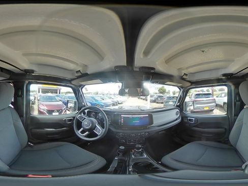 Used 2025 Jeep Wrangler Unlimited Sahara AWD/4WD image 43