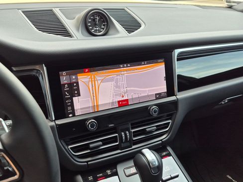 Certified 2026 Porsche Macan AWD/4WD image 15