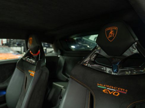 Used 2020 Lamborghini Huracan EVO image 16