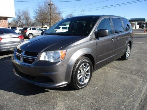 Used 2016 Dodge Grand Caravan SE image 2