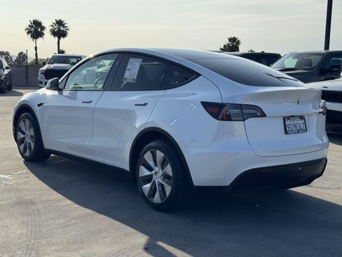 Used 2023 Tesla Model Y AWD image 4