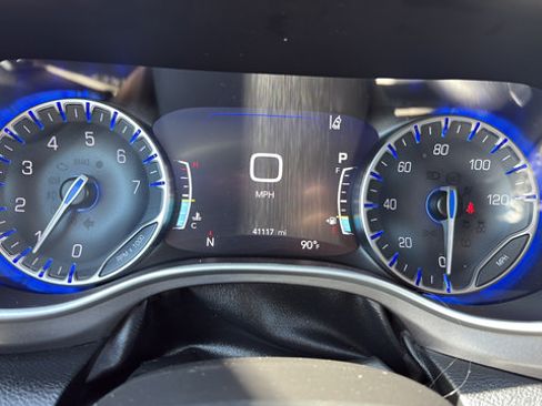Used 2023 Chrysler Pacifica Touring-L FWD image 16