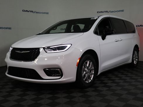 New 2026 Chrysler Pacifica Select image 12