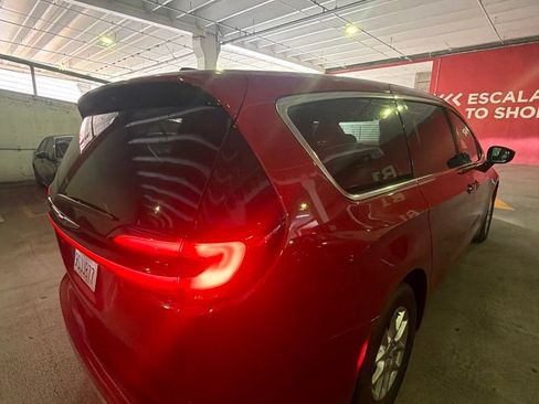 Used 2025 Chrysler Pacifica Select FWD image 6