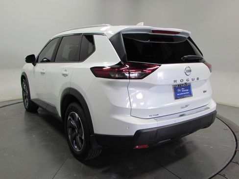 Used 2024 Nissan Rogue SV w/ SV Premium Package FWD image 5