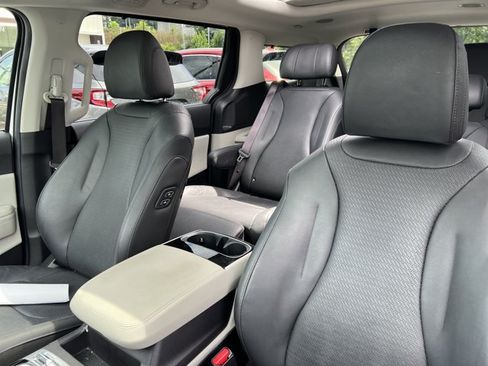 Used 2023 Kia Carnival SX Prestige FWD image 9