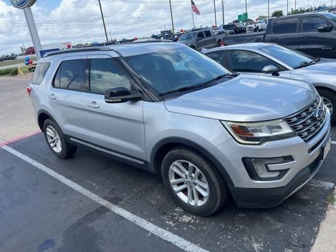 Used 2017 Ford Explorer XLT w/ Equipment Group 202A FWD image 2