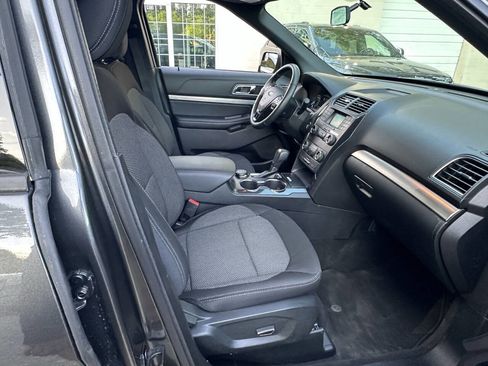 Used 2018 Ford Explorer XLT image 4
