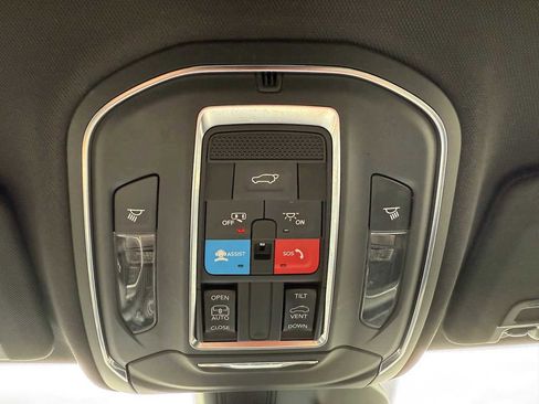 Used 2024 Jeep Grand Cherokee Altitude image 34