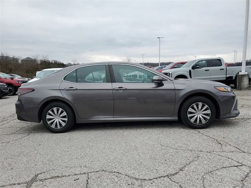 Used 2021 Toyota Camry LE image 3