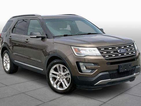 Used 2016 Ford Explorer XLT w/ Equipment Group 202A image 3