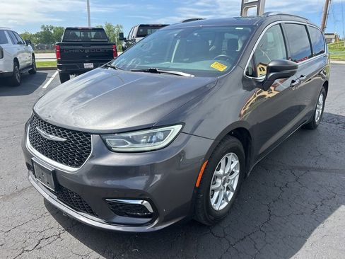 Used 2021 Chrysler Pacifica Touring-L w/ Premium & Safety Sphere Group FWD image 9