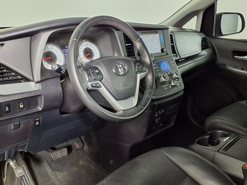 Used 2017 Toyota Sienna SE Premium FWD image 19