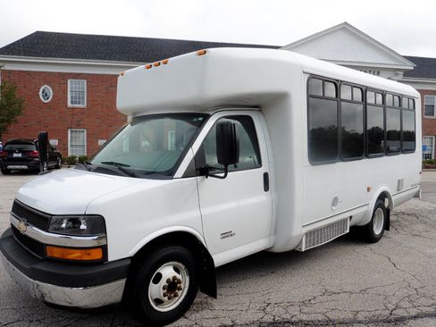Used 2014 Chevrolet Express 4500 w/ Shuttle Bus Package image 11
