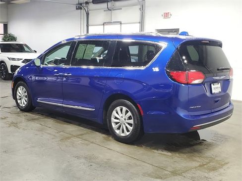 Used 2018 Chrysler Pacifica Touring-L image 6