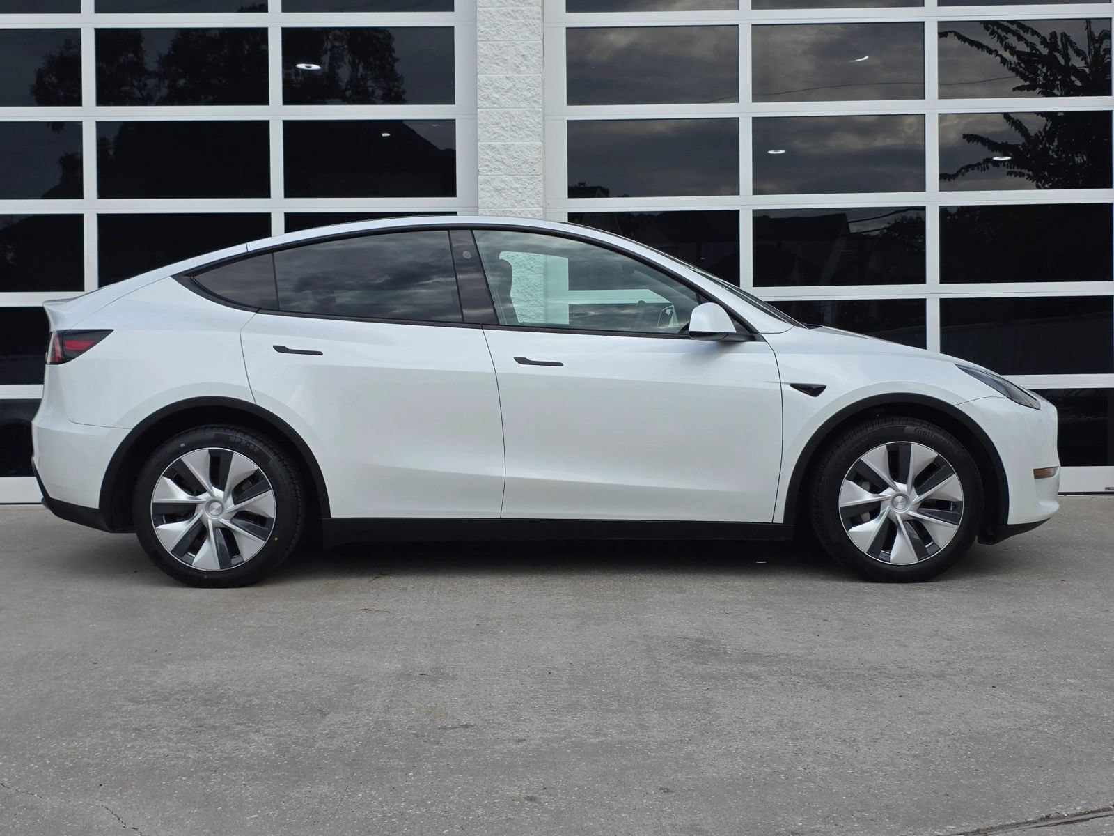 Used 2023 Tesla Model Y Long Range AWD/4WD image 3