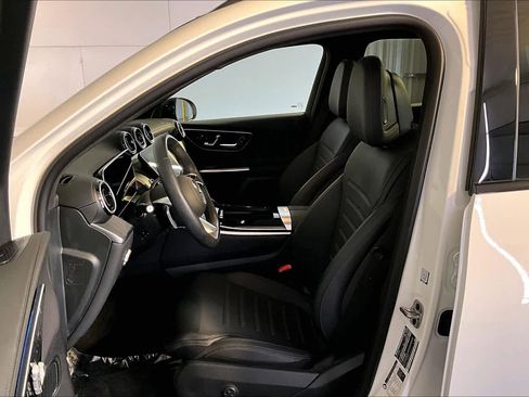 Used 2025 Mercedes-Benz GLC 300 4MATIC image 9