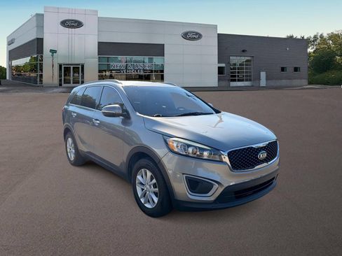 Used 2017 Kia Sorento FWD w/ LX Convenience Package image 2