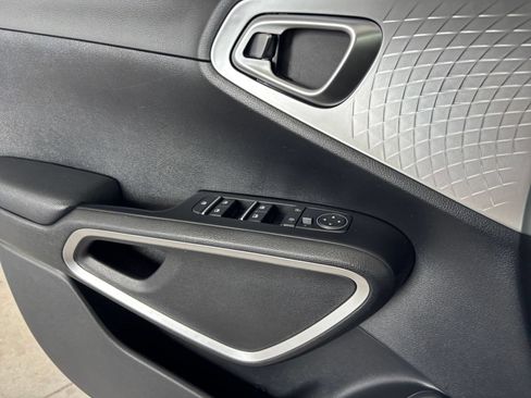 Used 2025 Kia Soul LX w/ LX Technology Package FWD image 18