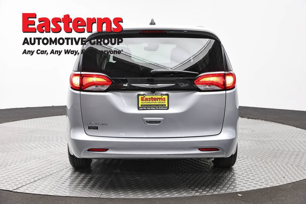 Used 2023 Chrysler Voyager LX FWD image 7