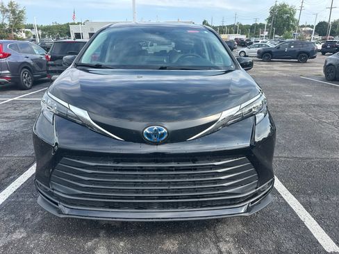 Used 2024 Toyota Sienna LE FWD image 3
