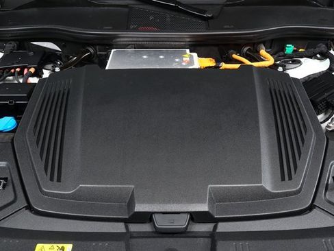 Used 2024 Audi Q8 e-tron Premium Plus image 35