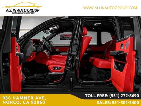 Used 2022 Rolls-Royce Cullinan w/ Dark Exterior Package image 46