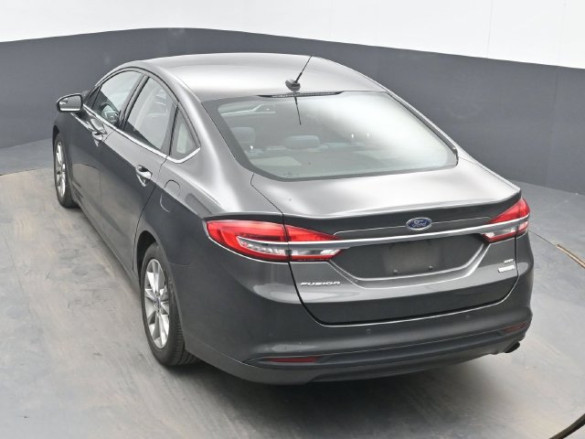 Used 2017 Ford Fusion SE w/ Fusion SE Technology Package FWD image 21