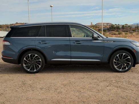 Used 2025 Lincoln Aviator Reserve w/ Equipment Group 201A image 2