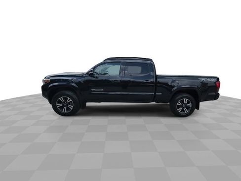 Used 2019 Toyota Tacoma TRD Sport w/ TRD Premium Sport Package AWD/4WD image 5