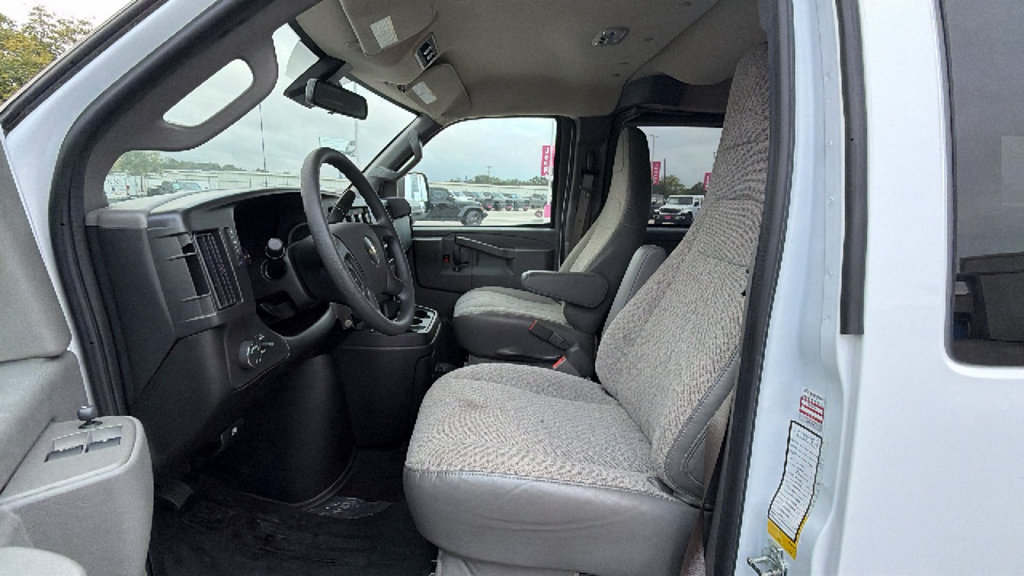 Used 2025 Chevrolet Express 3500 LT w/ LT Preferred Equipment Group RWD image 13