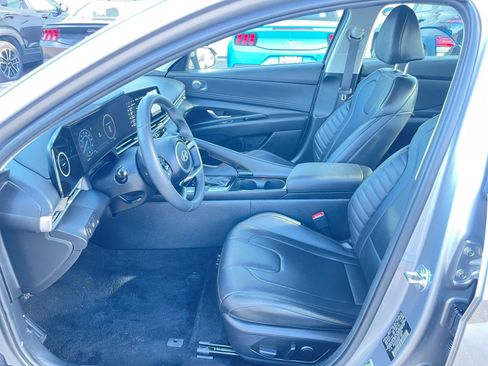 Used 2025 Hyundai Elantra Limited image 27