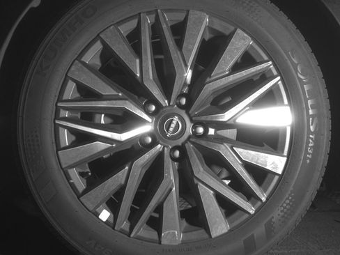 Used 2025 Nissan Altima 2.5 SV FWD image 12